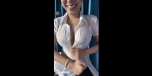 Em gái Việt dễ thương cute show hàng cho mấy anh em xem giao lưu